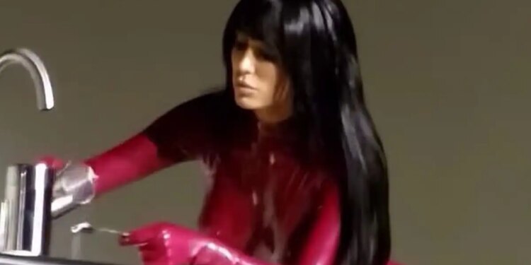 Εμφανίζεται με λάτεξ κορμάκι και κάθεται σε «ανθρώπινα έπιπλα»