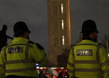 Βρετανία: Άνδρας κατηγορείται ότι νάρκωνε και βίαζε επί χρόνια τη σύζυγό του μαζί με πέντε συνεργούς