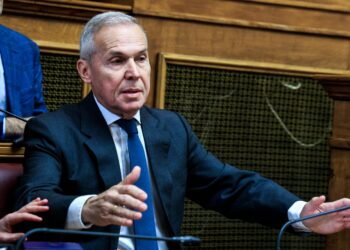 Ένταση στη Βουλή μεταξύ του υφυπ. Άμυνας Θ. Δαβάκη και του βουλευτή της ΝΔ Δημήτρη Καιρίδη