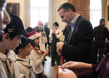 Χάρης Δούκας: Αυτές τις ημέρες η Αθήνα γίνεται μία μεγάλη, ζεστή αγκαλιά για όλους