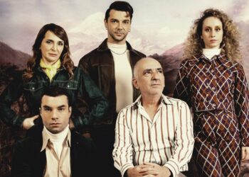 «Δύο ή τρία πράγματα που ξέρω γι’ αυτόν»: Το νέο έργο του Ανέστη Αζά στο Θέατρο Προσκήνιο