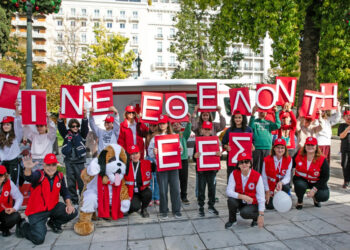 Ο Ελληνικός Ερυθρός Σταυρός απέστειλε ηχηρό μήνυμα εθελοντισμού με 370 μαθητές στην Πλατεία Συντάγματος