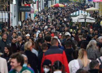 «Ανεβάζει στροφές» η αγορά – Πλημμύρισαν κόσμο τα εμπορικά και τα είδη δώρων