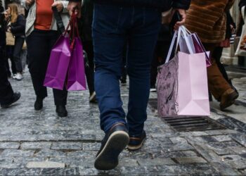 Σε εορταστικούς ρυθμούς η αγορά – Πλημμύρισαν κόσμο οι εμπορικοί δρόμοι σε Αθήνα και Θεσσαλονίκη
