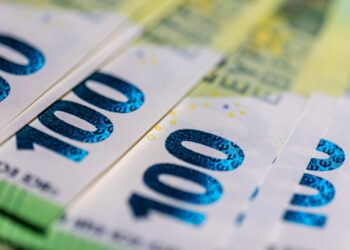 Κομισιόν: Μειώνεται η φοροδιαφυγή και το «κενό ΦΠΑ» στην Ελλάδα