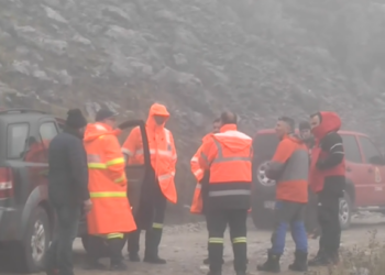 Σχεδόν αγκαλιασμένοι εντοπίστηκαν οι τέσσερις ορειβάτες που χτυπήθηκαν από χιονοστιβάδα στα Βαρδούσια – Το χρονικό της τραγωδίας