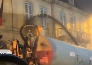 Στους δρόμους και οι Γάλλοι αγρότες: Ψεκάζουν με κοπριά κυβερνητικά κτίρια και κλείνουν δρόμους με τρακτέρ και σανό