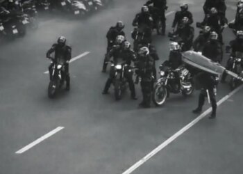 Ένας διαδηλωτής στο Ιράν απέναντι στις αστυνομικές δυνάμεις: Το βίντεο που έγινε viral