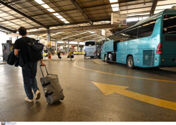 Αθήνα: Συνελήφθη 20χρονος που μετέφερε καλάσνικοφ σε λεωφορείο - ertnews.gr