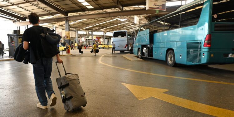 Αθήνα: Συνελήφθη 20χρονος που μετέφερε καλάσνικοφ σε λεωφορείο - ertnews.gr