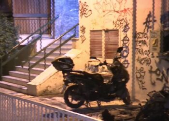 Θεσσαλονίκη: Πυρκαγιά σε είσοδο πολυκατοικίας -Τρεις μηχανές καταστράφηκαν ολοσχερώς