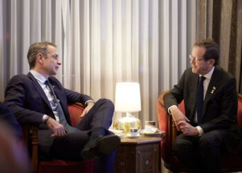 Συνάντηση Μητσοτάκη με τον πρόεδρο του Ισραήλ, Ισαάκ Χέρτζογκ – Επισκέφθηκαν την οικογένεια του Ιωνά Καρούση