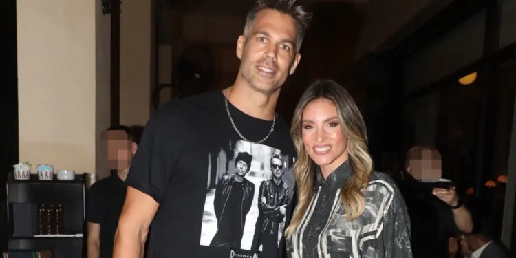 Αθηνά Οικονομάκου και Μπρούνο Τσερέλα έγιναν στολίδια στο χριστουγεννιάτικο δέντρο τους