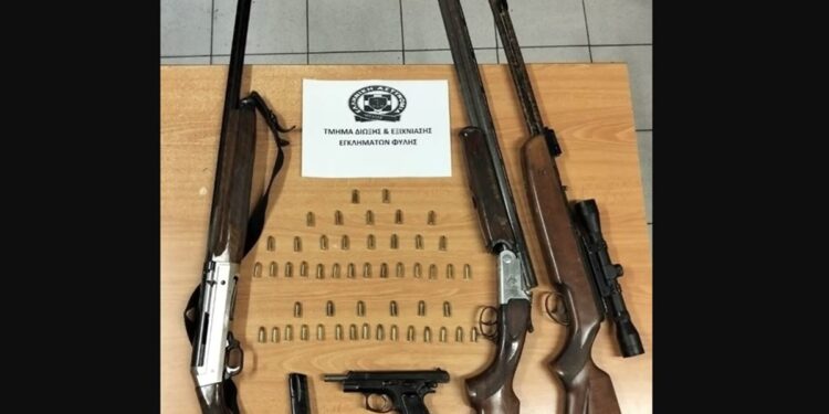 Εντοπίστηκε οπλοστάσιο σε οικία στην Φυλή – Τρεις συλλήψεις για παράβαση περί όπλων