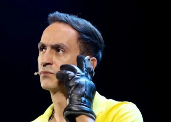 Ένας άνθρωπος πήγε να μπει σε έναν οίκο ανοχής και κατά λάθος ήρθε στο θέατρο
