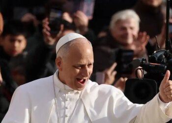 Ο Πάπας Λέων στις αυπνίες του μαθαίνει γερμανικά με εφαρμογή και παίζει επιτραπέζια στο κινητό του