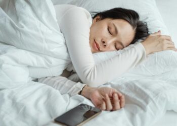 Πόσες ώρες ύπνου είναι πραγματικά αρκετές; Η επιστήμη εξηγεί πώς βρίσκει κανείς τον ιδανικό χρόνο ξεκούρασης