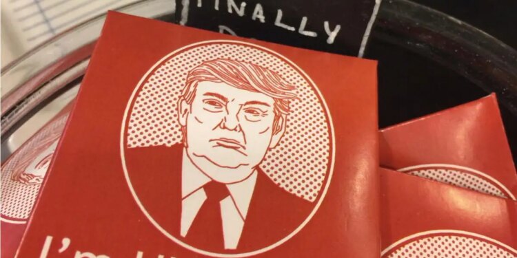 Τζέφρι Επστάιν: Σάλος από τις νέες φωτογραφίες με τους διάσημους φίλους του – Προφυλακτικά με εικόνα Τραμπ