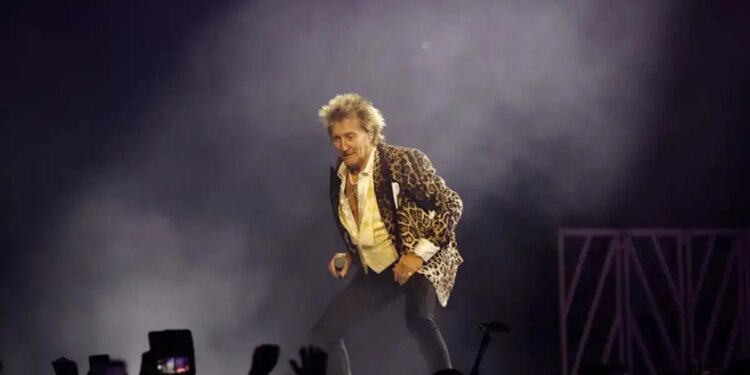 Ο Ροντ Στιούαρτ τα «πήρε στο κρανίο» με θεατή στη συναυλία του στην Αθήνα