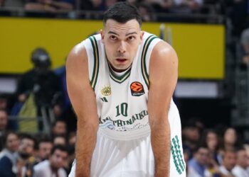 Αποχώρησε με ενοχλήσεις στο γόνατο ο Κώστας Σλούκας - www.ertsports.gr