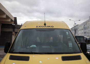 Οδηγός μηχανής πέταξε εν κινήσει σφυρί σε σχολικό λεωφορείο - ertnews.gr