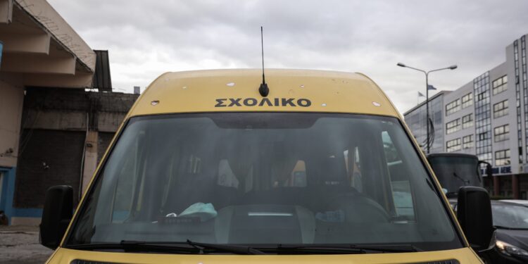 Οδηγός μηχανής πέταξε εν κινήσει σφυρί σε σχολικό λεωφορείο - ertnews.gr