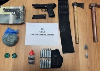 Μίνι οπλοστάσιο και ναρκωτικά είχε ο 59χρονος που συνελήφθη γιατί απείλησε οδηγό με τσεκούρι στον Άλιμο
