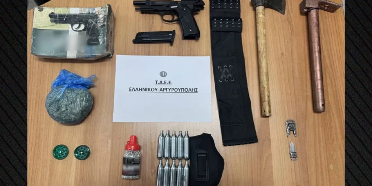 Μίνι οπλοστάσιο και ναρκωτικά είχε ο 59χρονος που συνελήφθη γιατί απείλησε οδηγό με τσεκούρι στον Άλιμο
