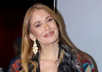 Ποζάρει σε χριστουγεννιάτικο δέντρο και αποκαλύπτει ότι είναι έγκυος σε κορίτσι