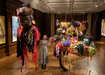 Γράφτηκε ιστορία στα βραβεία Τέρνερ - Η Νένα Καλού έγινε η πρώτη καλλιτέχνις με αυτισμό που κερδίζει