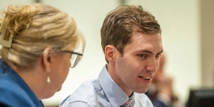 Τσάρλι Κερκ: Πρώτη εμφάνιση του δολοφόνου του, Τάιλερ Ρόμπινσον, στο δικαστήριο - Χαμογελαστός και άνετος