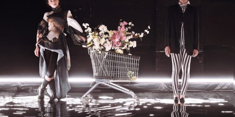 «Tο όνειρο ενός γελοίου»: Παράταση παραστάσεων για την sold out μυσταγωγία της Έφης Μπίρμπα και του Άρη Σερβετάλη