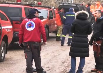 Ανασύρθηκαν οι τέσσερις νεκροί ορειβάτες από τα Βαρδούσια – Μεταφέρθηκαν με ελικόπτερο στην Ιτέα