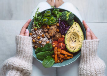 Πόσο υγιή είναι τα vegan παιδιά; Οι ειδικοί αποκαλύπτουν τι συμβαίνει όταν τα παιδιά μεγαλώνουν με φυτική διατροφή