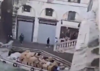 Βενετία: Γυναίκα έκλεψε σκάφος με δέματα και «καρφώθηκε» στον τοίχο δίπλα από τη διάσημη γέφυρα του Ριάλτο