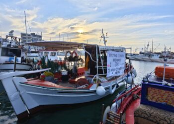 Τρακτέρ εισβάλλουν στο επιβατικό λιμάνι του Βόλου – Βίντεο και εικόνες