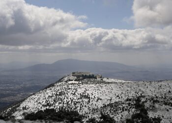 Πρωτοχρονιά με επέλαση ψύχους – Πού και ποιες ημέρες θα χρειαστεί προσοχή
