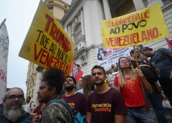 Πυρά αντιπολίτευσης στην κυβέρνηση για τη Βενεζουέλα – Επίκαιρη ερώτηση Χαρίτση, ειδική συνεδρίαση ζητεί η Κωνσταντοπούλου