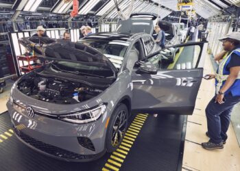 Ηλεκτροκίνηση και Κινέζοι: Οι παραδοσιακοί κατασκευαστές διακινδυνεύουν την επιβίωσή τους