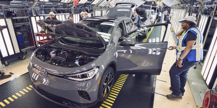 Ηλεκτροκίνηση και Κινέζοι: Οι παραδοσιακοί κατασκευαστές διακινδυνεύουν την επιβίωσή τους