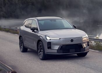 Η Volvo διατηρεί τους κινητήρες βενζίνης ως τα τέλη της δεκαετίας του 2030