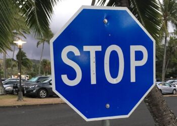 Πού υπάρχουν μπλε πινακίδες STOP;