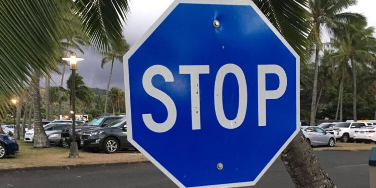 Πού υπάρχουν μπλε πινακίδες STOP;