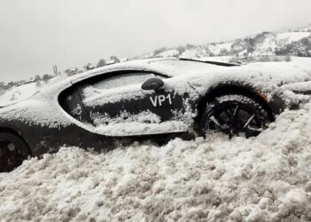 Ποια είναι αυτή η Bugatti που «μάχεται» στο χιόνι; (+video)