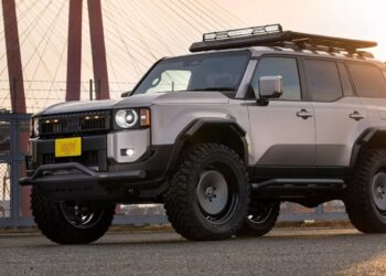 Ένα Land Cruiser που κοιτάζει στα μάτια τη G-Wagen