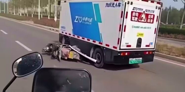 Αυτόνομα van στην Κίνα κάνουν τη μία γκάφα μετά την άλλη (+video)