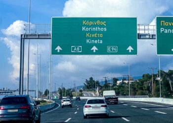 Οι πινακίδες στους αυτοκινητόδρομους είναι πράσινες ή μπλε; Η απάντηση δεν είναι ίδια παντού