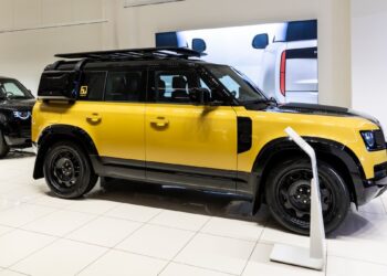 Το μοναδικό Land Rover Defender Trophy στην Spanos Luxury Cars