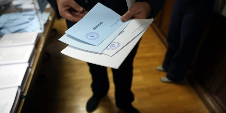 Σε δημόσια διαβούλευση το νομοσχέδιο για την επιστολική ψήφο και την εκλογική περιφέρεια Απόδημου Ελληνισμού