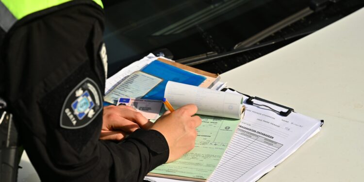 Με το πόδι στο γκάζι, μεθυσμένοι και χωρίς κράνος χιλιάδες οδηγοί την εορταστική περίοδο - Βεβαιώθηκαν πάνω από 40.000 παραβάσεις - ertnews.gr